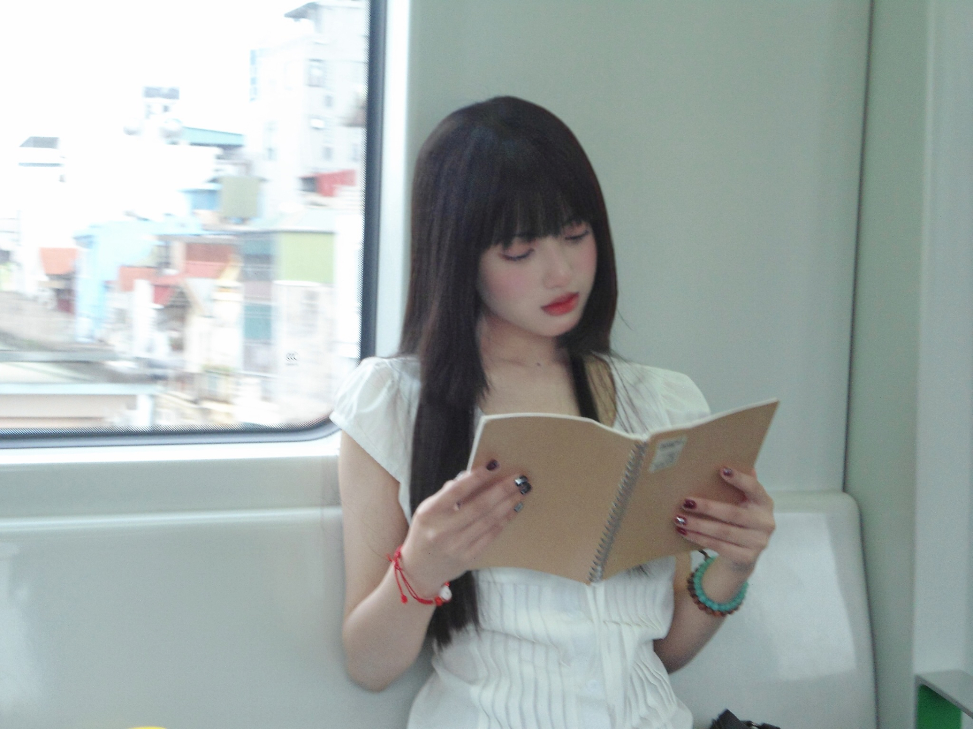 Cô gái nổi tiếng với bộ ảnh chụp ở công viên Thống Nhất: Mình không cố để trông cổ điển- Ảnh 11. Cô gái nổi tiếng với bộ ảnh chụp ở công viên Thống Nhất: Mình không cố để trông cổ điển- Ảnh 11.