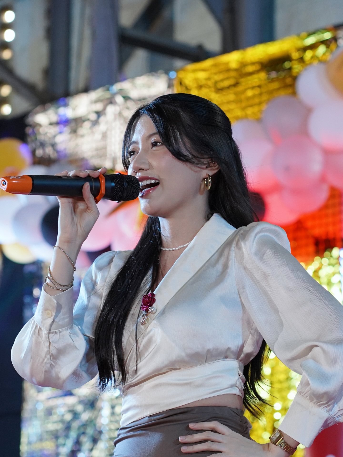 Vừa dùng nhạc Việt, lại còn hát tiếng Việt và nhảy cực quyến rũ, nữ TikToker khiến CDM không khỏi thích thú- Ảnh 1.