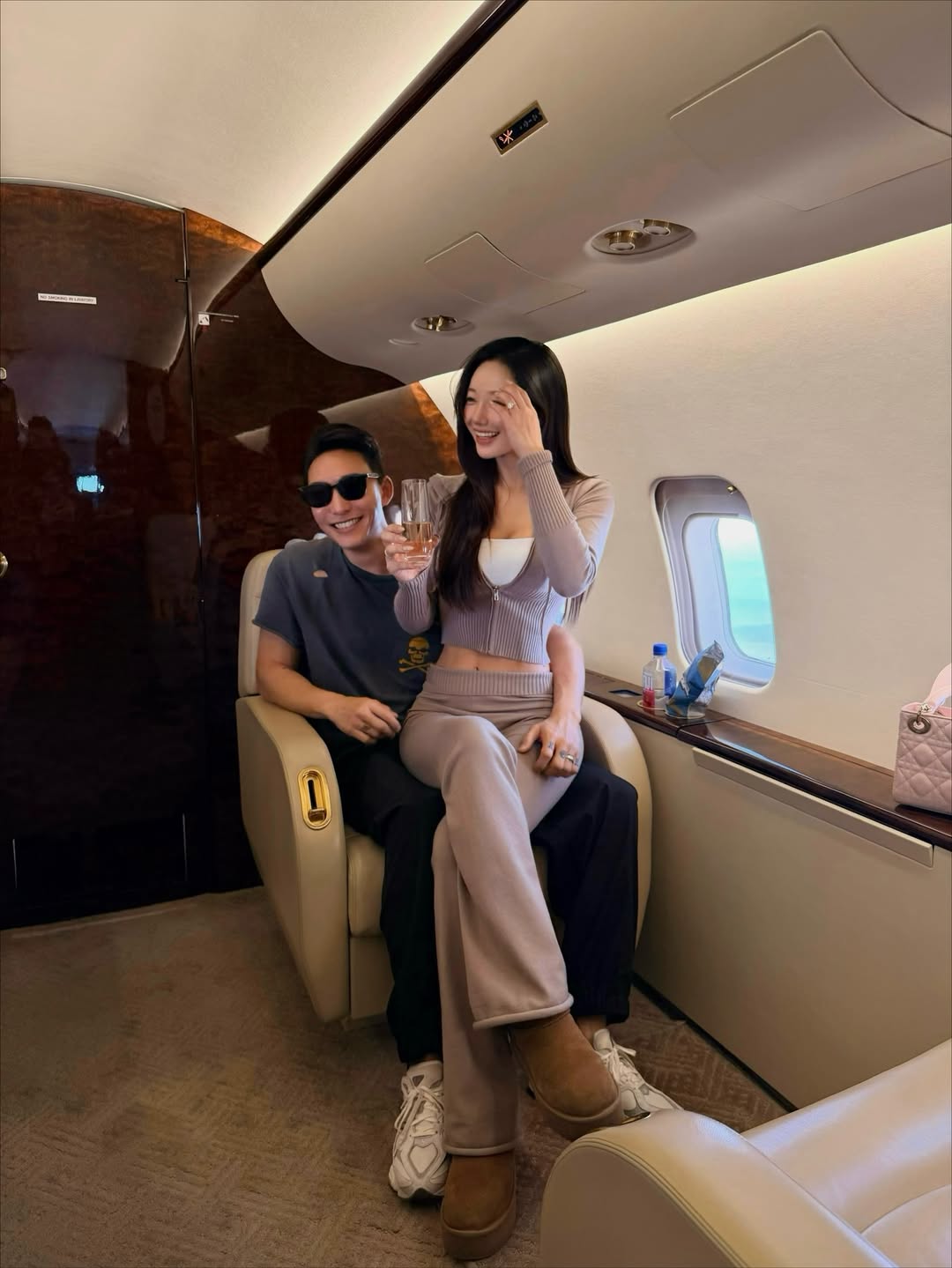 Nữ tiếp viên hàng không đẹp như "búp bê sống" bỏ nghề lấy chồng CEO: Nhan sắc, cuộc sống giờ ra sao?- Ảnh 10.