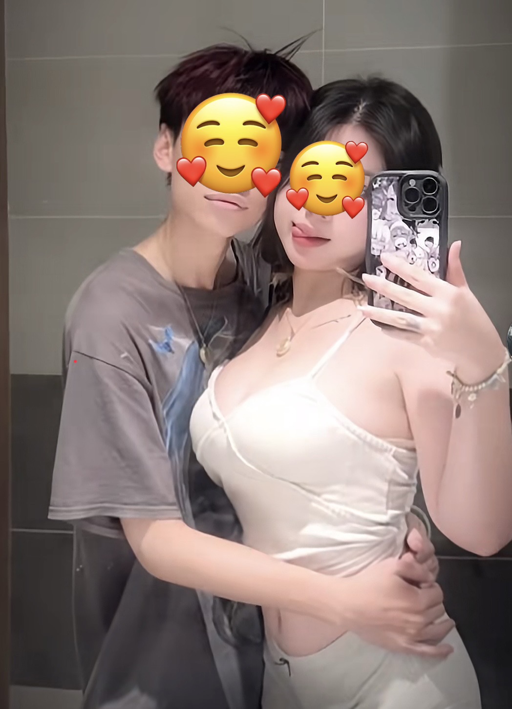 Bất chấp tất cả để câu kéo người xem, cặp đôi khiến dân mạng "rùng mình" vì loạt content nhạy cảm, lố lăng hết sức!- Ảnh 2.