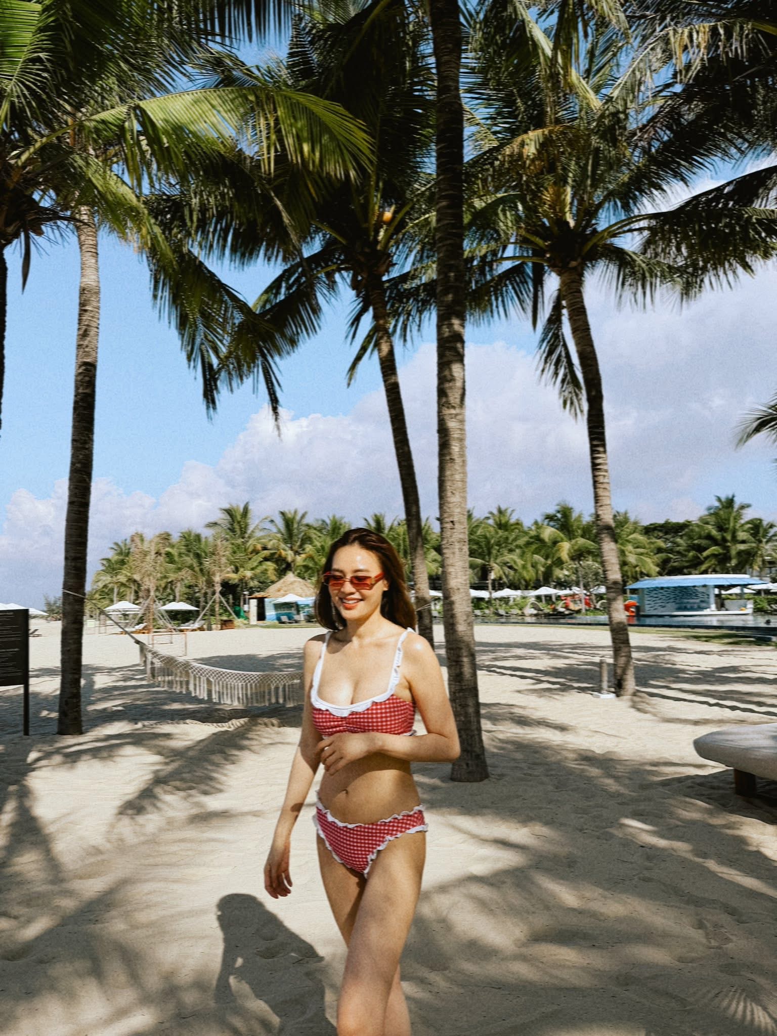 Mê tắm biển đến mức da "đổi màu", Ngọc nữ Liên Quân vẫn tự tin tung loạt ảnh bikini, khoe đường cong mướt mắt- Ảnh 4.