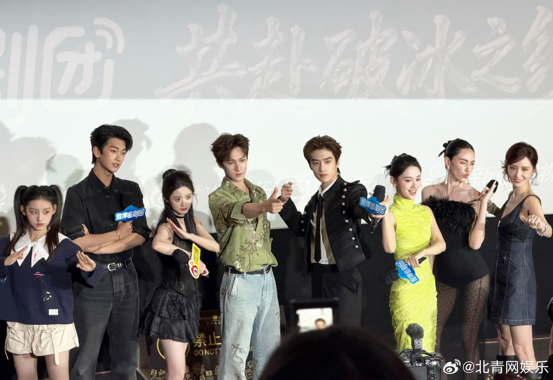 Chiếc váy mỏng tang, mặc như không mặc khiến Mai Davika bị mắng “không biết xấu hổ”- Ảnh 3.