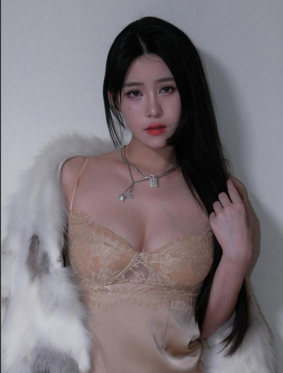 Làm rơi kem ngoài phố, hot girl xinh đẹp có hành động không ngờ, follow tăng chóng mặt- Ảnh 1.