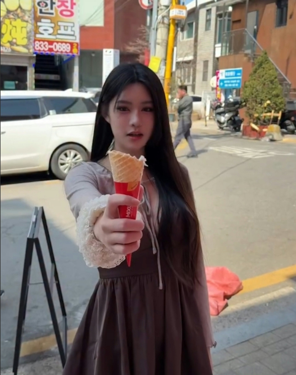 Làm rơi kem ngoài phố, hot girl xinh đẹp có hành động không ngờ, follow tăng chóng mặt- Ảnh 3.
