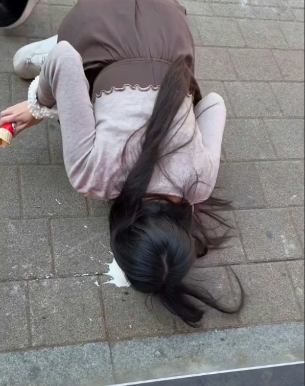 Làm rơi kem ngoài phố, hot girl xinh đẹp có hành động không ngờ, follow tăng chóng mặt- Ảnh 4.