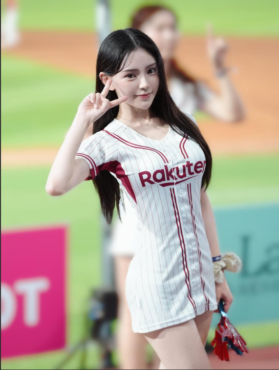 Chỉ vì ăn ức gà bằng bát giấy, nàng hot girl nhận "khủng hoảng" MXH, bật khóc vì ấm ức- Ảnh 2.