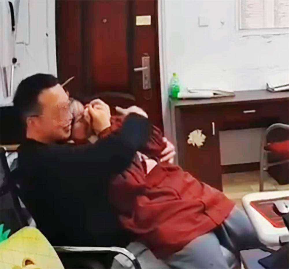 Vỏ bọc hoàn hảo của "thầy giáo ưu tú" ở Trung Quốc tan vỡ sau clip 41 giây: Bi kịch đạo đức sau những tấm bằng khen- Ảnh 2.