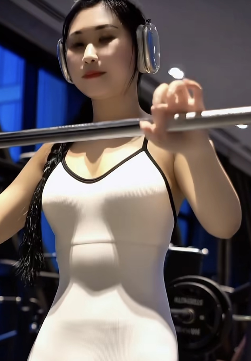 Mặc đồ thư ký nhưng body lại là "dân chuyên gym", màn khoe dáng đỉnh cao xao nhãng mọi ánh nhìn- Ảnh 1.