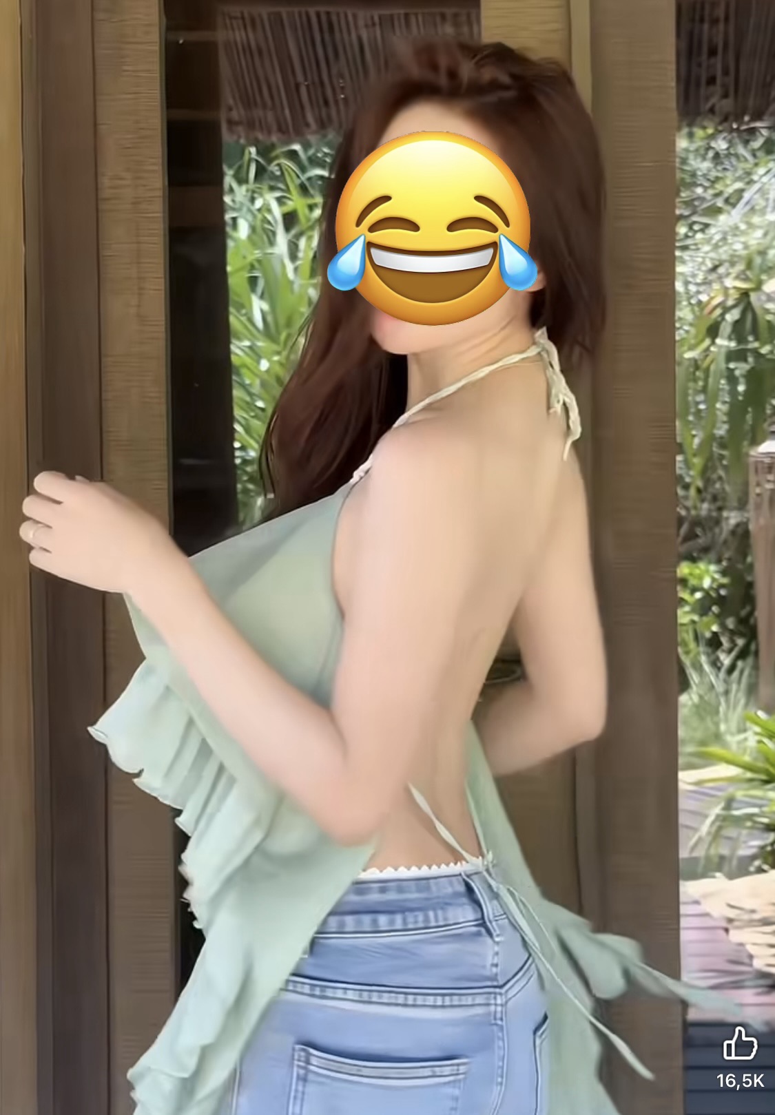 "Gạch đá" cũng không cản nổi, gái xinh tiếp tục gây tranh cãi với màn "đốt mắt" áo hở lưng mong manh- Ảnh 1.
