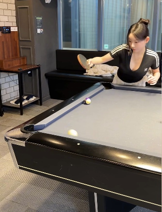 Chơi bida bằng vợt bóng bàn, hot girl bất ngờ viral vì quá "điệu nghệ"- Ảnh 4.