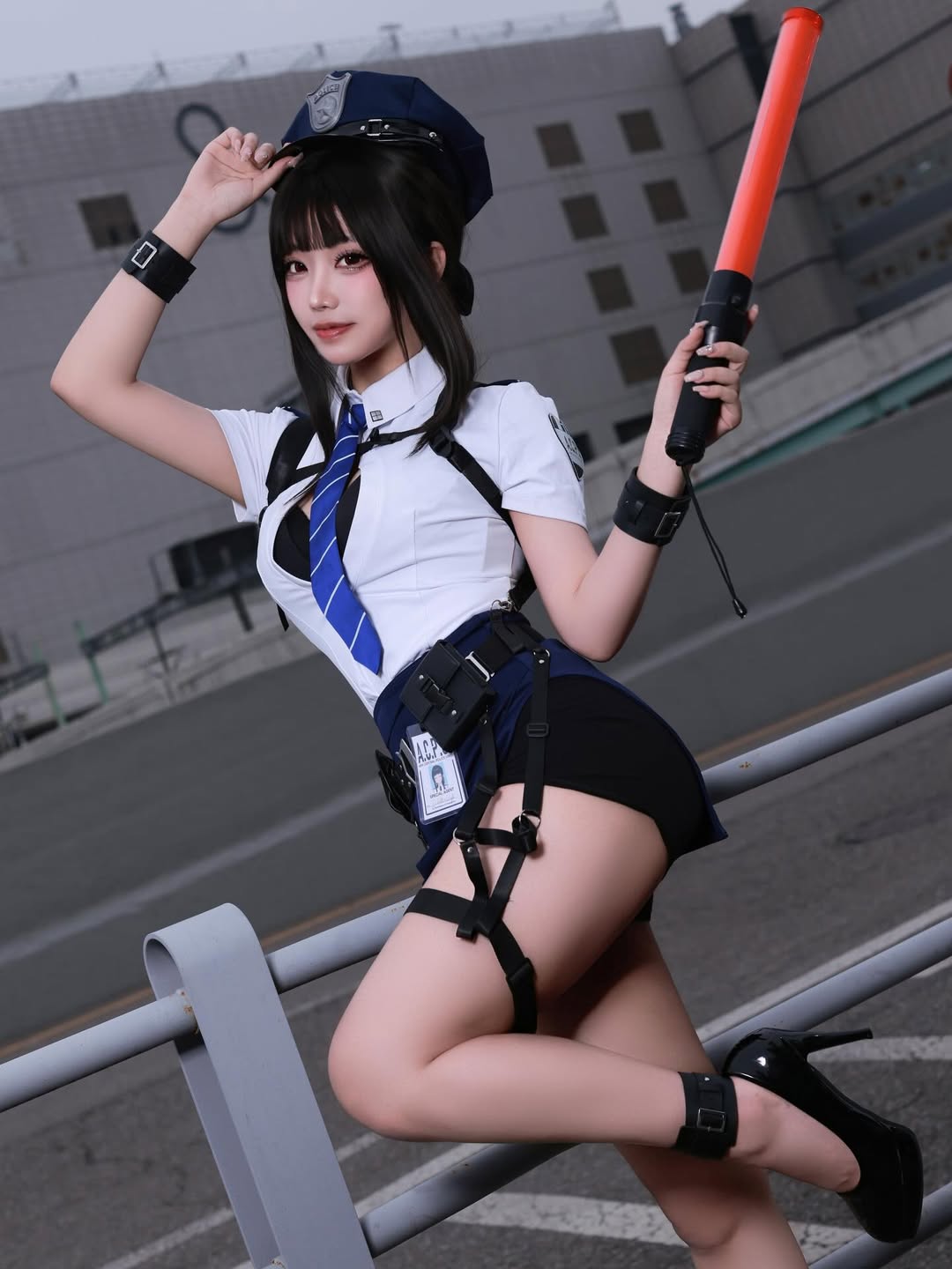 Hóa thân thành nữ cảnh sát, hot coser này khiến anh em game thủ đồng loạt "giơ tay" xin hàng- Ảnh 2.