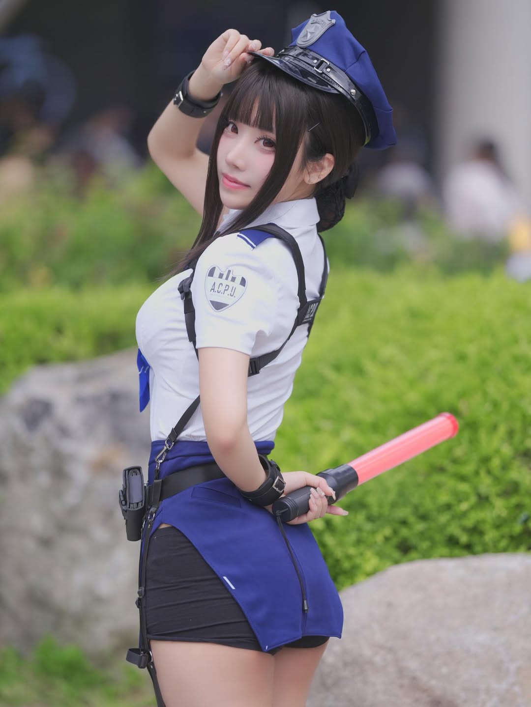 Hóa thân thành nữ cảnh sát, hot coser này khiến anh em game thủ đồng loạt "giơ tay" xin hàng- Ảnh 5.
