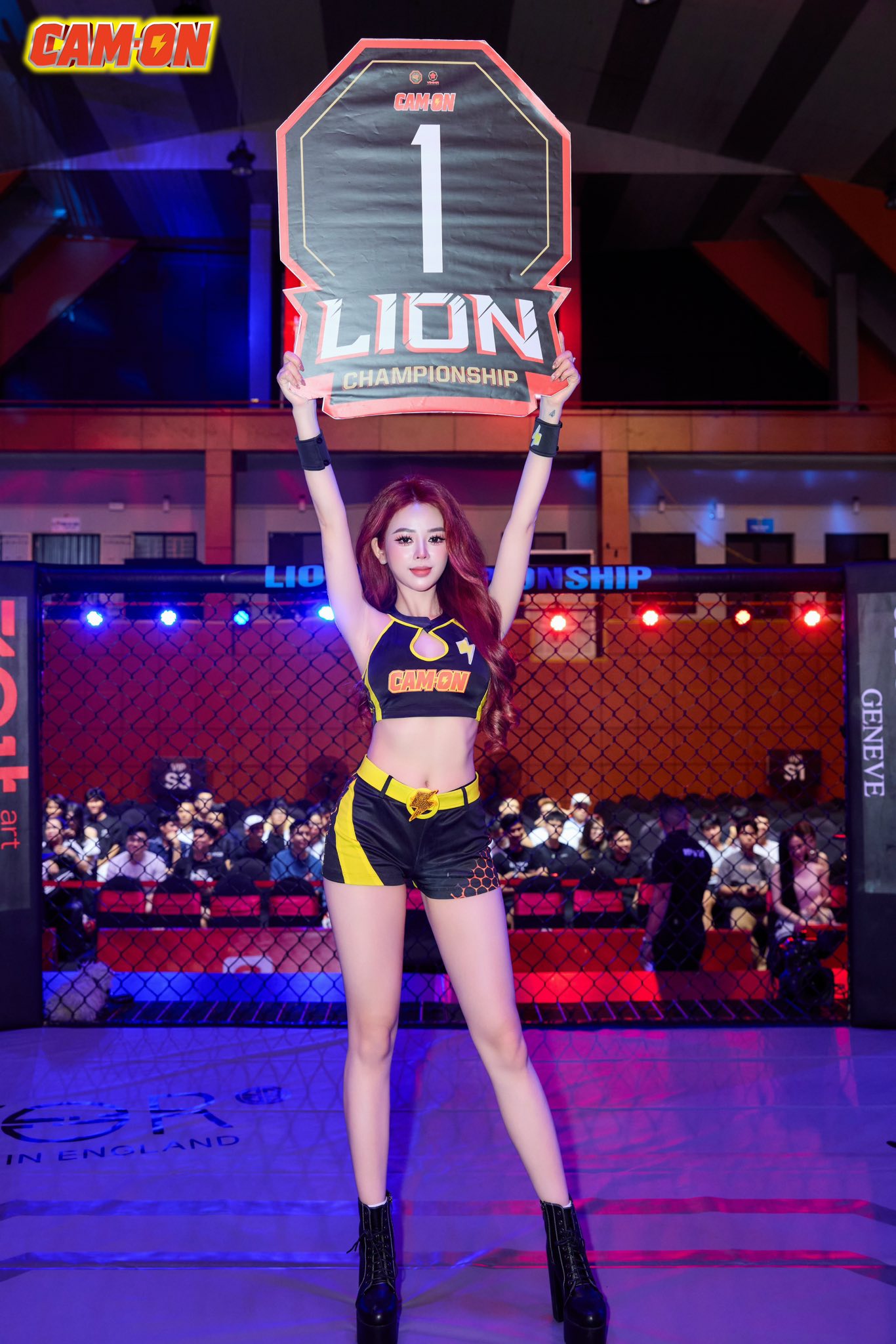 Hút trọn mọi ánh nhìn, đây là cách cô nàng Ring girl này làm chủ sân khấu- Ảnh 2.
