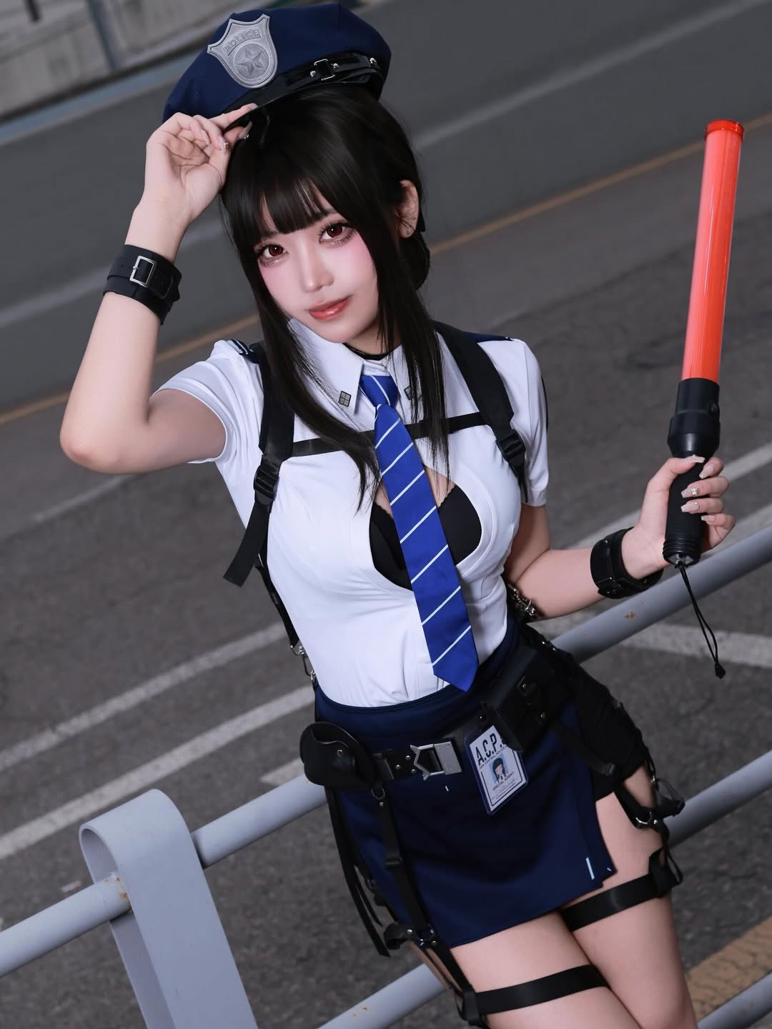 Hóa thân thành nữ cảnh sát, hot coser này khiến anh em game thủ đồng loạt "giơ tay" xin hàng- Ảnh 3.