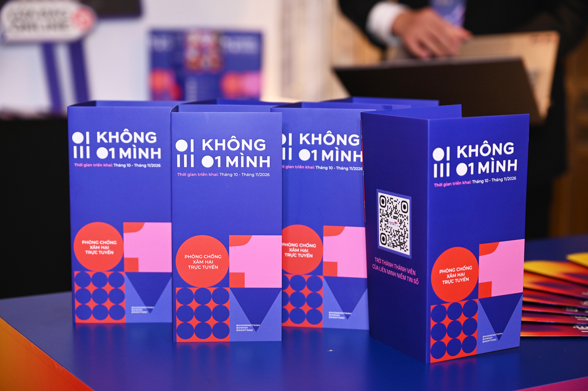 Diễn đàn về niềm tin số tài chính trong kỷ nguyên AI đang diễn ra sáng nay: Đen xuất hiện lịch lãm, Bảo Ngọc giản dị mà nổi bần bật- Ảnh 7.