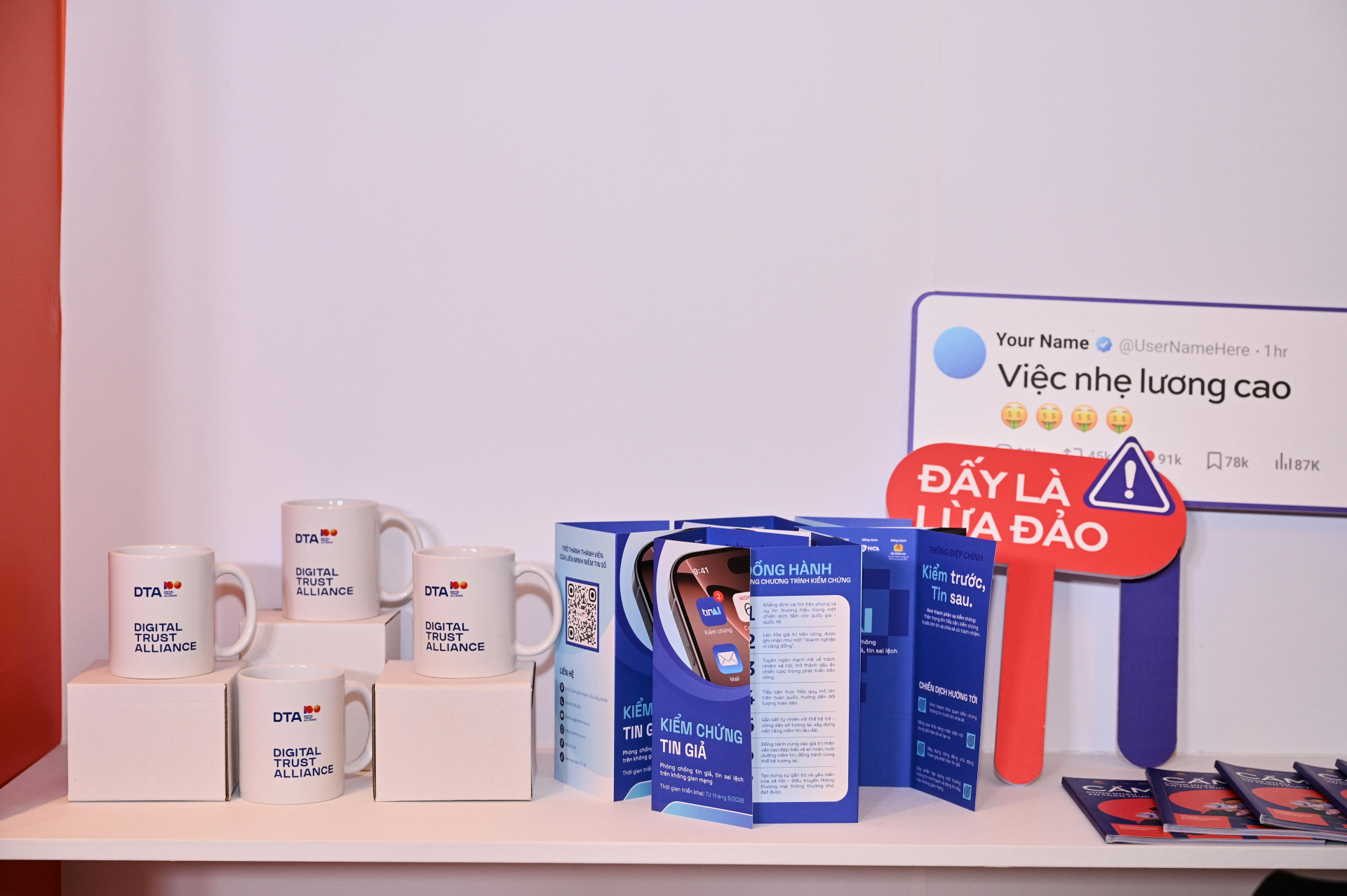 Diễn đàn về niềm tin số tài chính trong kỷ nguyên AI đang diễn ra sáng nay: Đen xuất hiện lịch lãm, Bảo Ngọc giản dị mà nổi bần bật- Ảnh 8.