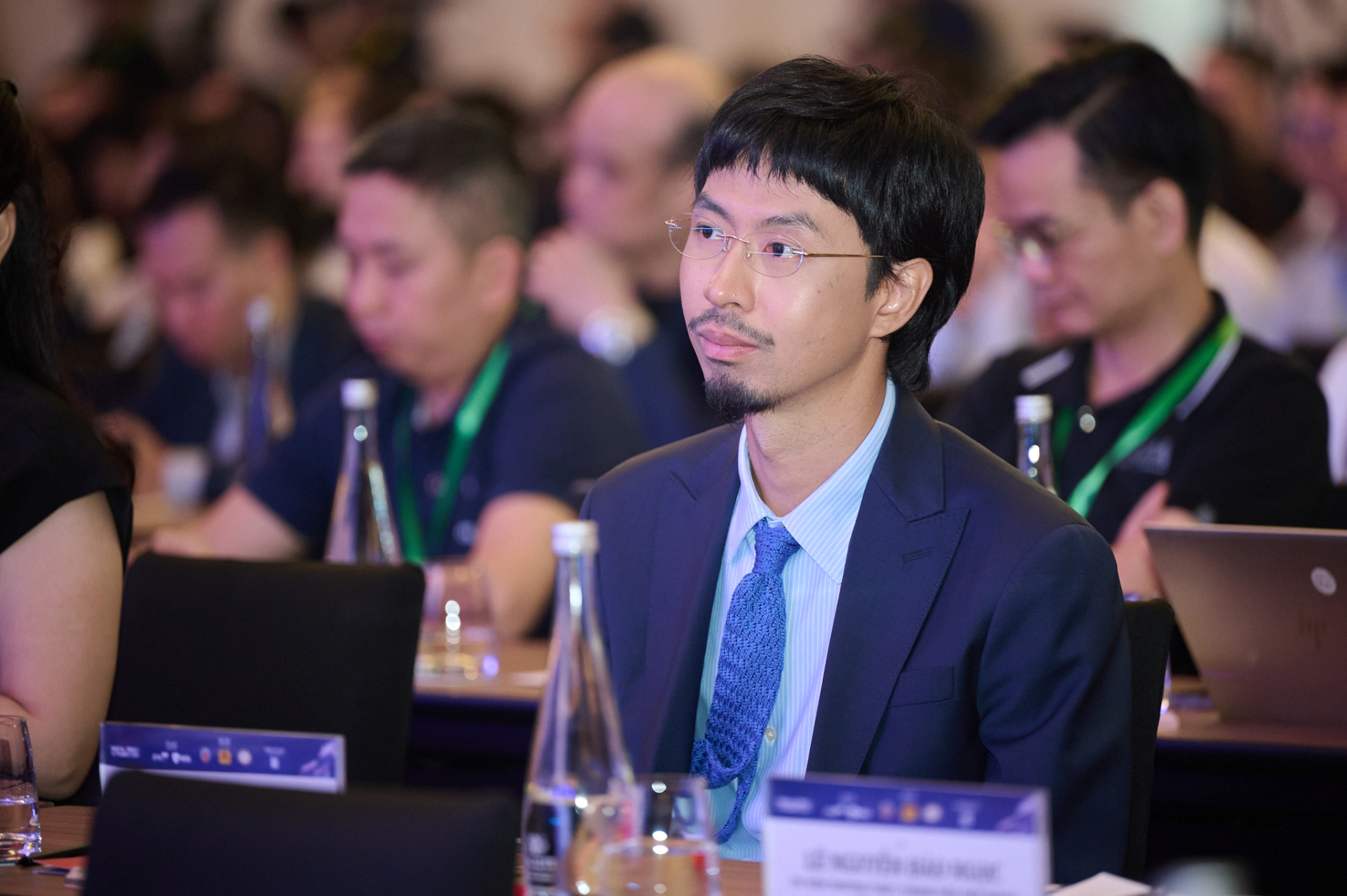 Diễn đàn về niềm tin số tài chính trong kỷ nguyên AI đang diễn ra sáng nay: Đen xuất hiện lịch lãm, Bảo Ngọc giản dị mà nổi bần bật- Ảnh 4.
