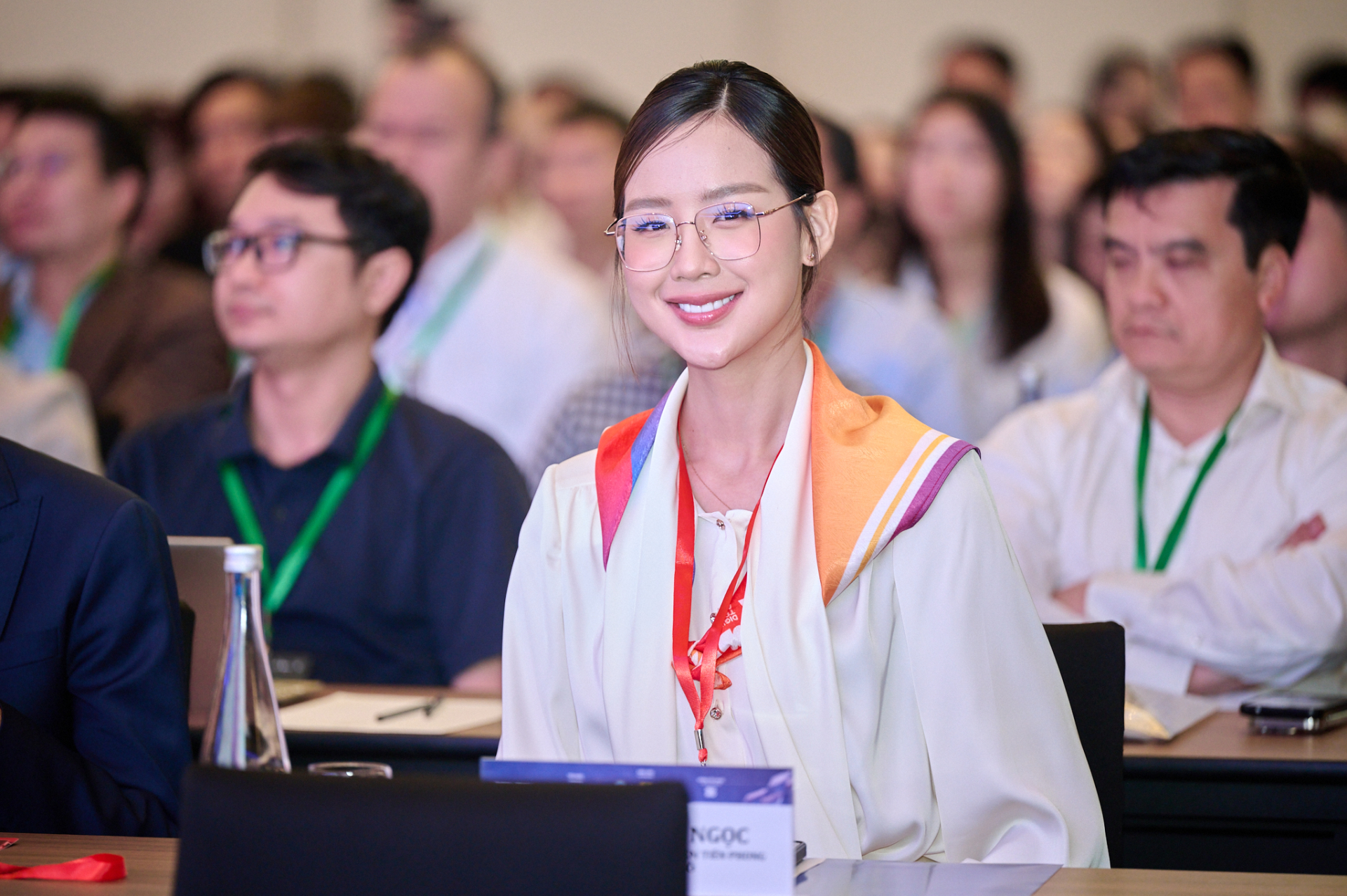 Diễn đàn về niềm tin số tài chính trong kỷ nguyên AI đang diễn ra sáng nay: Đen xuất hiện lịch lãm, Bảo Ngọc giản dị mà nổi bần bật- Ảnh 3.