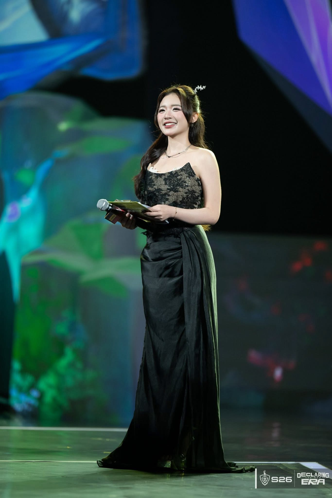 Nén cơn sốt 39 độ, MC Phương Thảo vẫn cực tươi tắn tại sân khấu kỷ lục Việt Nam- Ảnh 3.