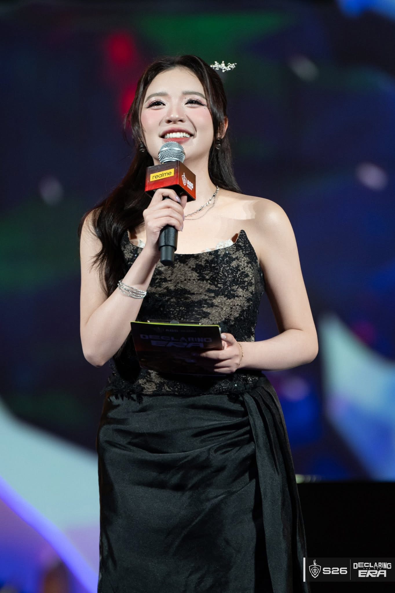 Nén cơn sốt 39 độ, MC Phương Thảo vẫn cực tươi tắn tại sân khấu kỷ lục Việt Nam- Ảnh 4.