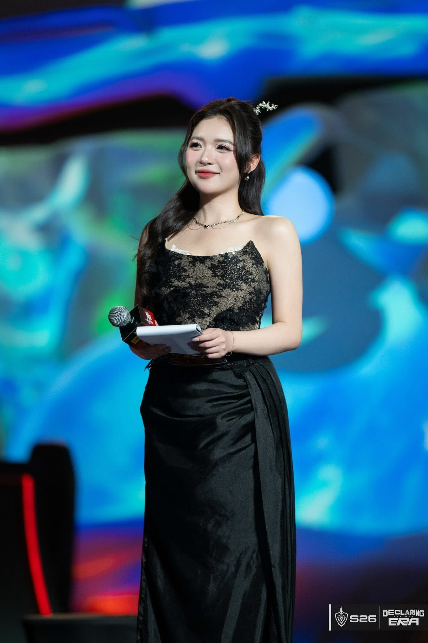 Nén cơn sốt 39 độ, MC Phương Thảo vẫn cực tươi tắn tại sân khấu kỷ lục Việt Nam- Ảnh 2.