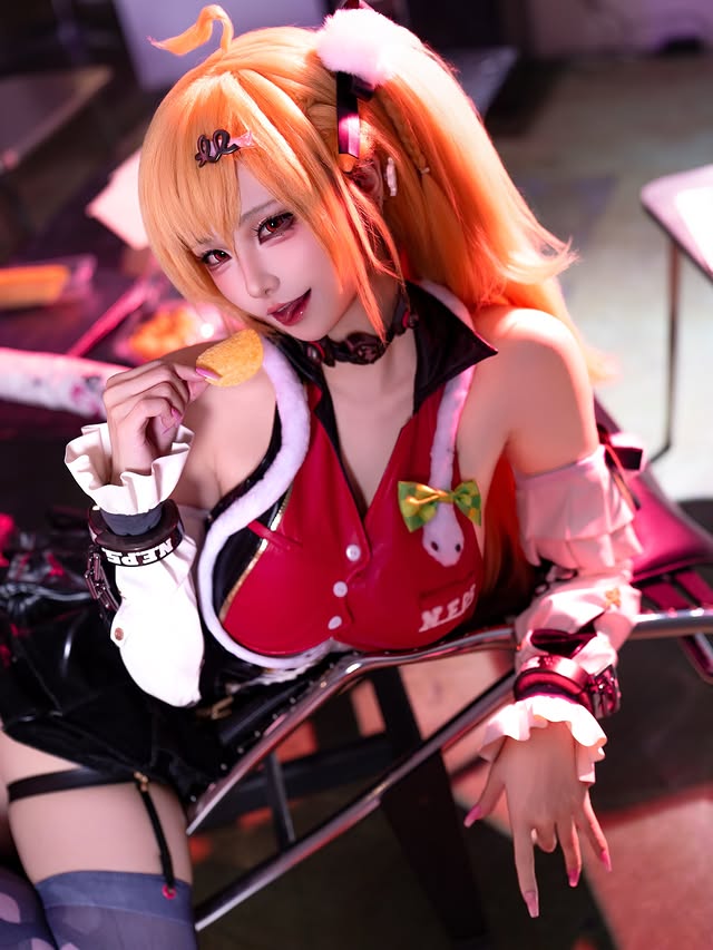 Hoa mắt với tạo hình "như phim" của nữ coser xinh đẹp, săm soi trang cá nhân mà người xem ngỡ như tìm thấy cả "kho tàng"- Ảnh 2.
