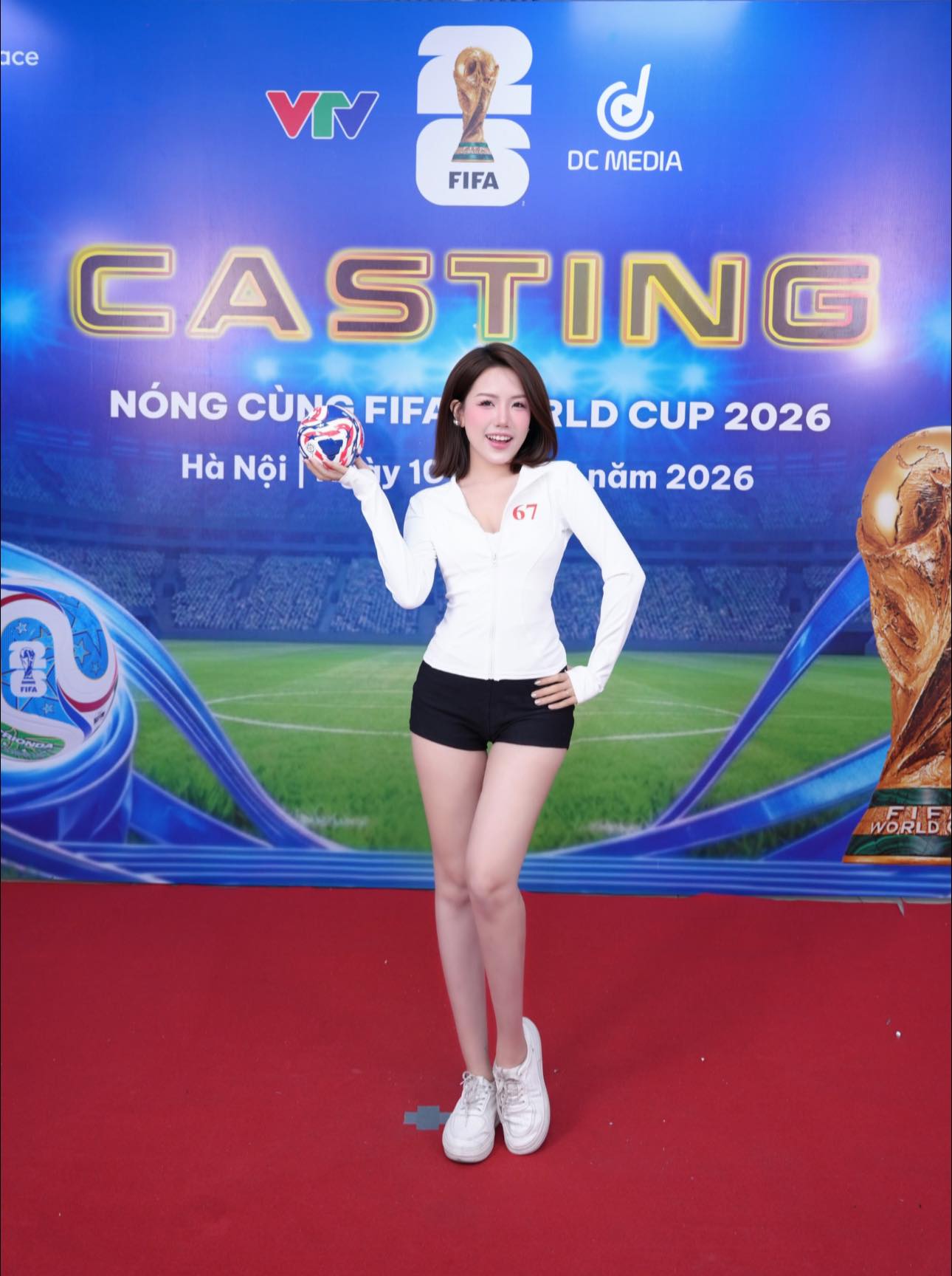 World Cup chưa đến, thế nhưng mạng xã hội đã "nóng" vì sự xuất hiện của một hot girl- Ảnh 3.