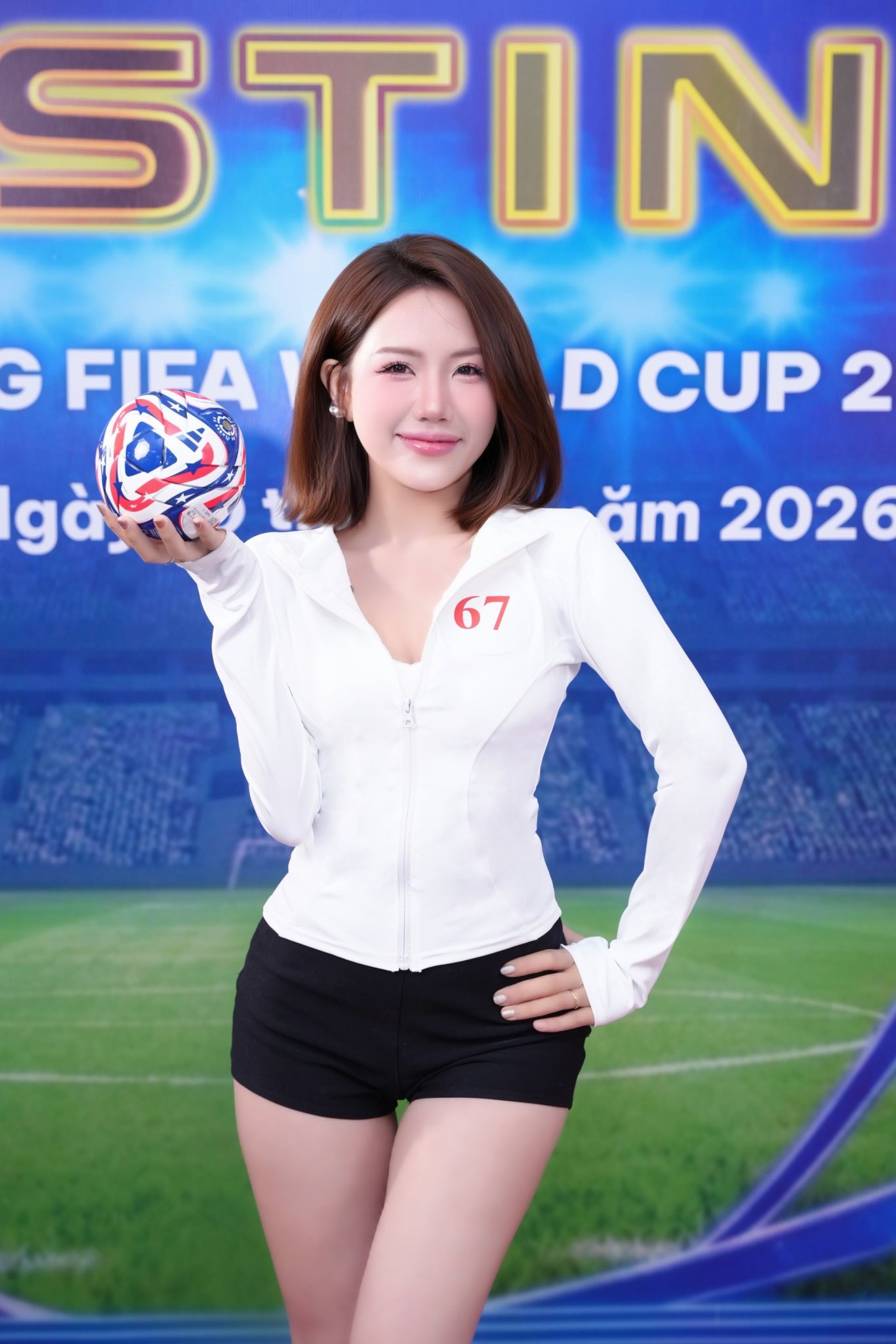 World Cup chưa đến, thế nhưng mạng xã hội đã "nóng" vì sự xuất hiện của một hot girl- Ảnh 2.