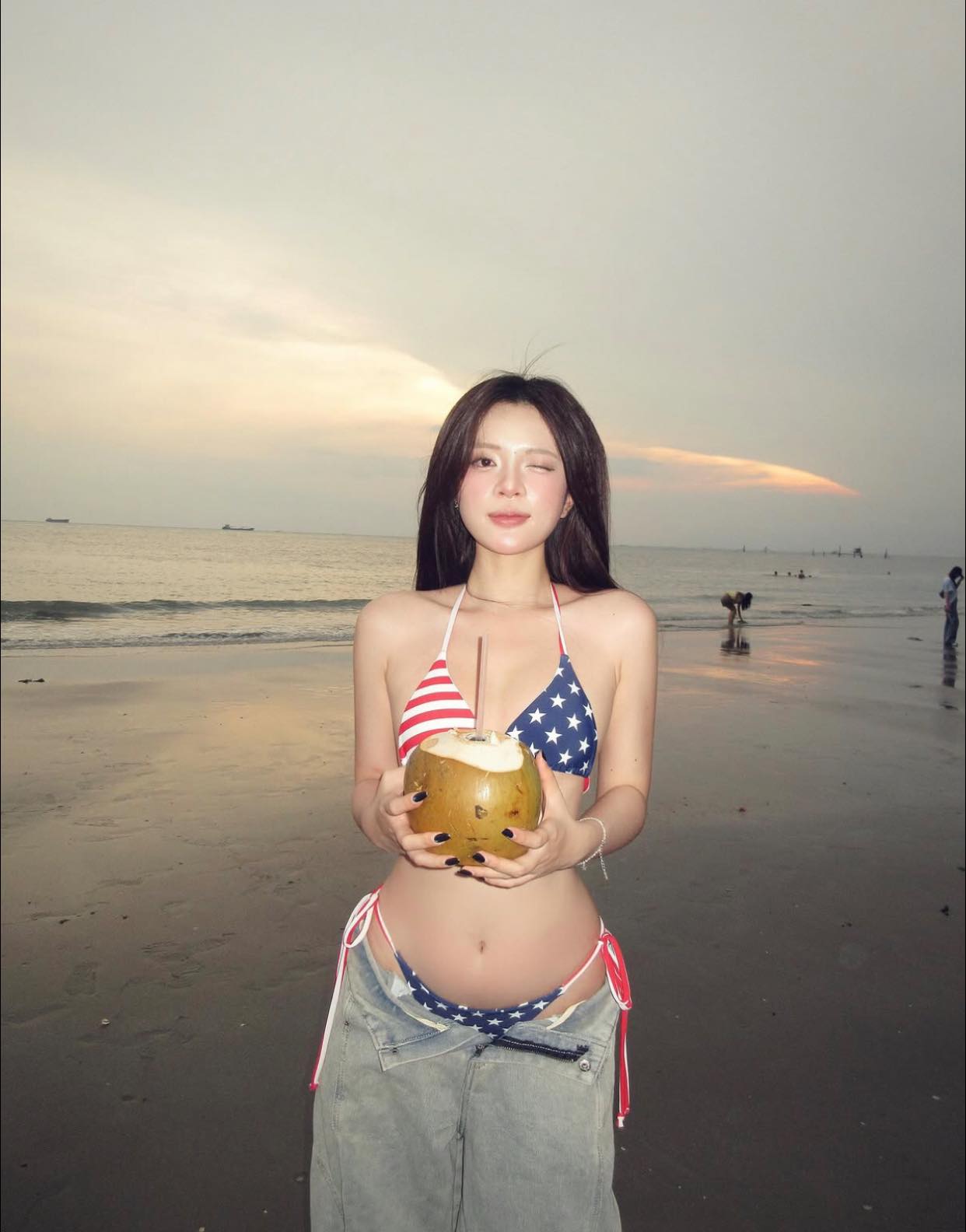 "+1" bí quyết tạo dáng khi đi biển của hội chị em hot girl, đảm bảo thu hút mọi ánh nhìn- Ảnh 4.