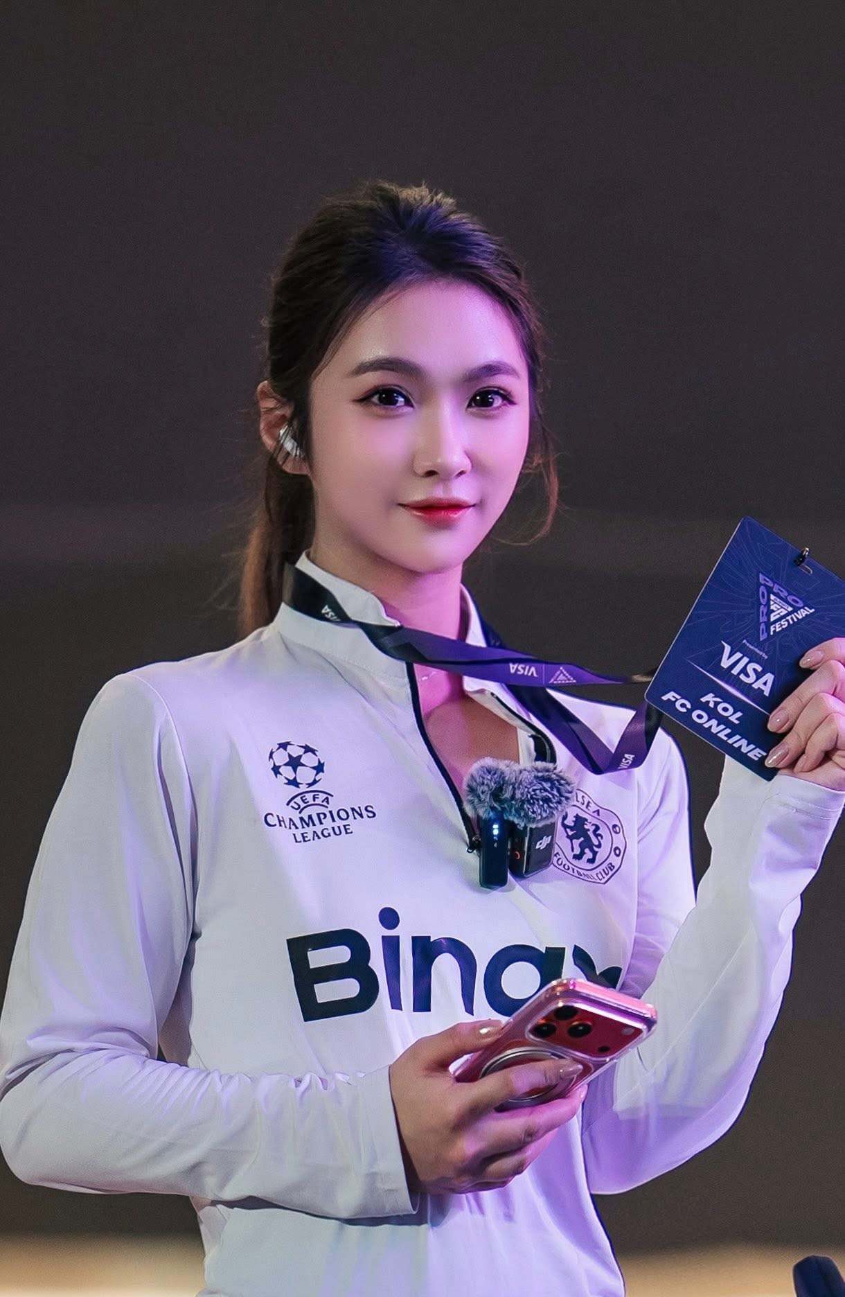 Hotgirl bóng đá vừa tung ảnh "xuống nước", 500 anh em tràn vào thả tim vì quá hài lòng!- Ảnh 1.