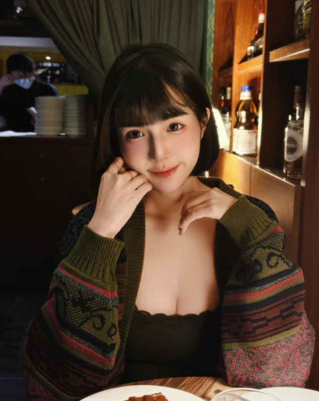 Xinh như bước ra từ thế giới ảo, hot girl bị CĐM nhận nhầm là AI, hóa ra là nữ thần học đường nổi tiếng- Ảnh 6.