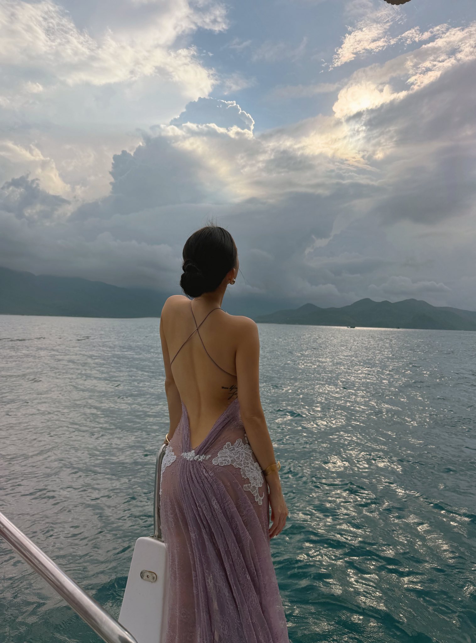 Sĩ Thanh diện váy ren xuyên thấu khoe trần lưng gợi cảm, netizen đồng loạt cảm thán "body đỉnh điên!"- Ảnh 3. Sĩ Thanh diện váy ren xuyên thấu khoe trần lưng gợi cảm, netizen đồng loạt cảm thán "body đỉnh điên!"- Ảnh 3.