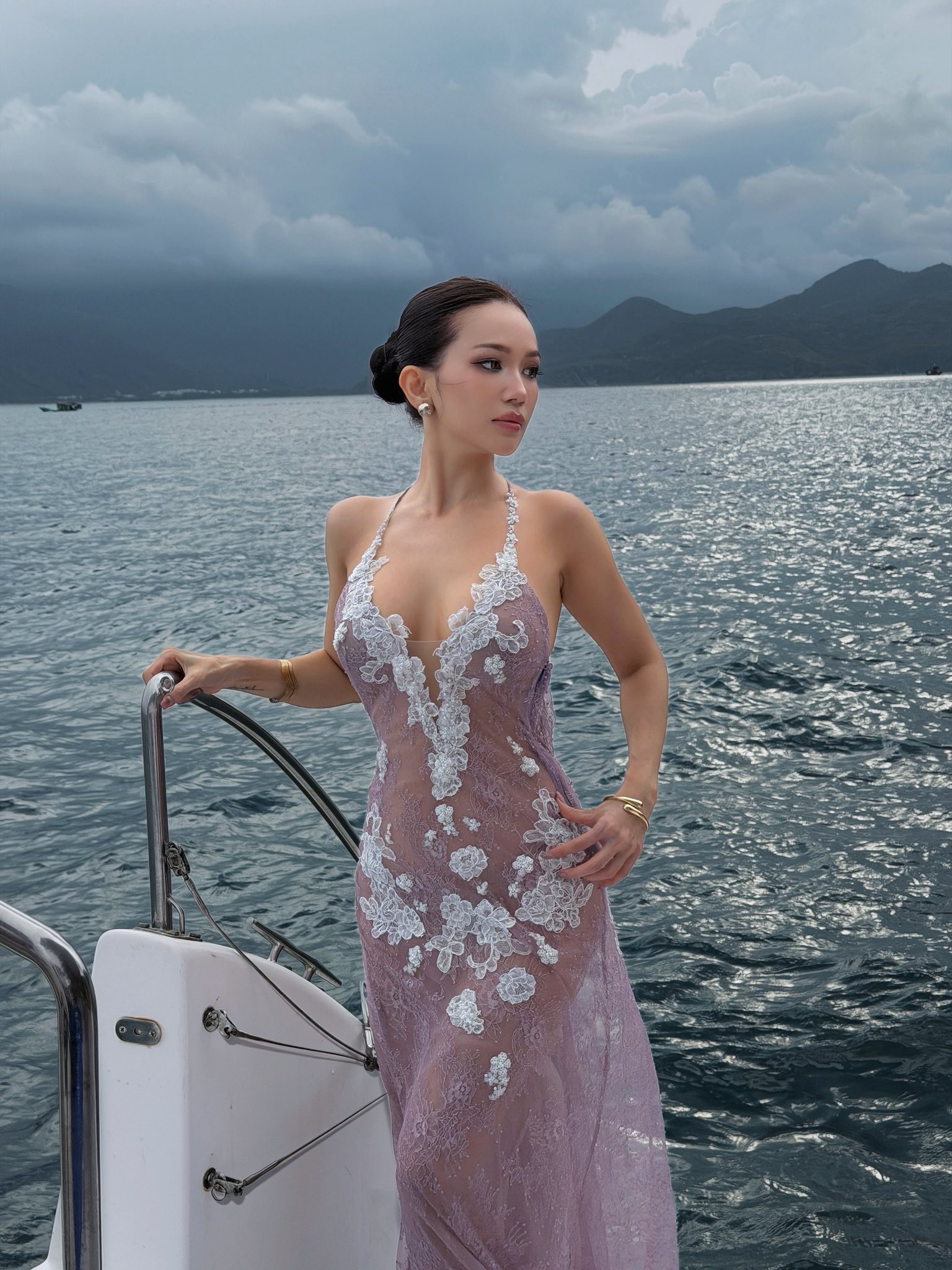 Sĩ Thanh diện váy ren xuyên thấu khoe trần lưng gợi cảm, netizen đồng loạt cảm thán "body đỉnh điên!"- Ảnh 1. Sĩ Thanh diện váy ren xuyên thấu khoe trần lưng gợi cảm, netizen đồng loạt cảm thán "body đỉnh điên!"- Ảnh 1.