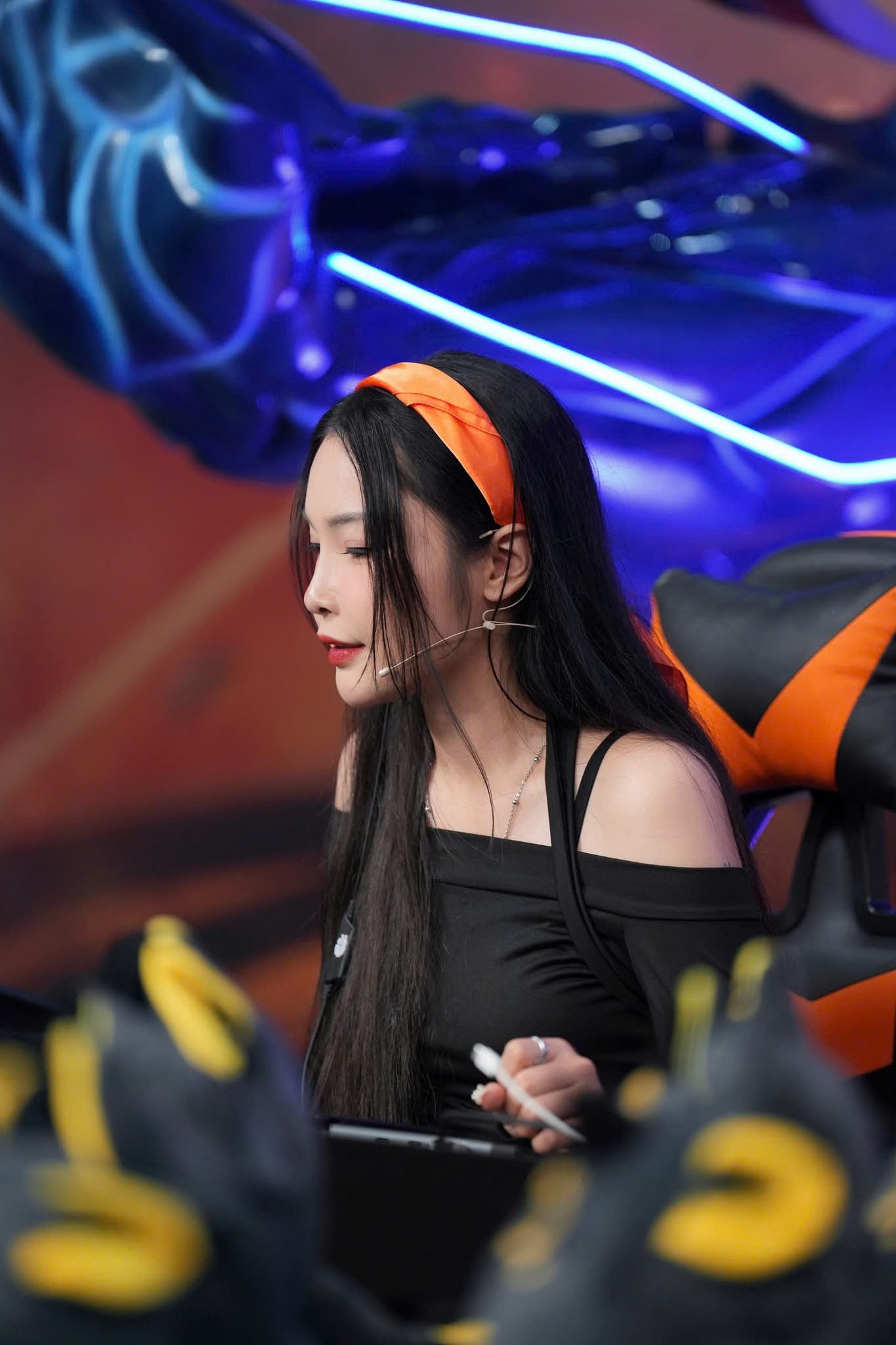 Bất ngờ gặp lại nữ MC có "nụ hôn viral" tại Fan Fest VALORANT- Ảnh 9.