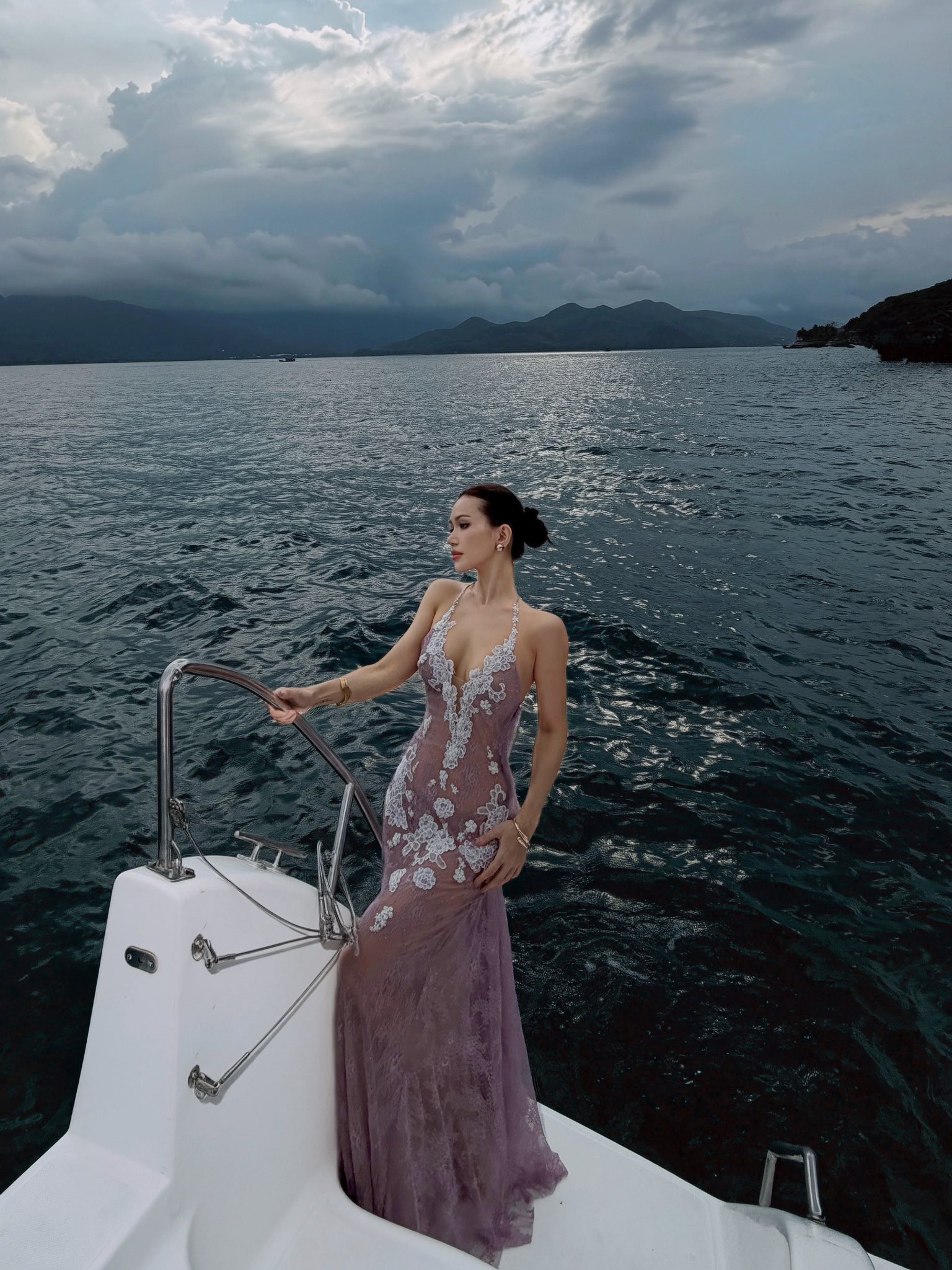 Sĩ Thanh diện váy ren xuyên thấu khoe trần lưng gợi cảm, netizen đồng loạt cảm thán "body đỉnh điên!"- Ảnh 6. Sĩ Thanh diện váy ren xuyên thấu khoe trần lưng gợi cảm, netizen đồng loạt cảm thán "body đỉnh điên!"- Ảnh 6.