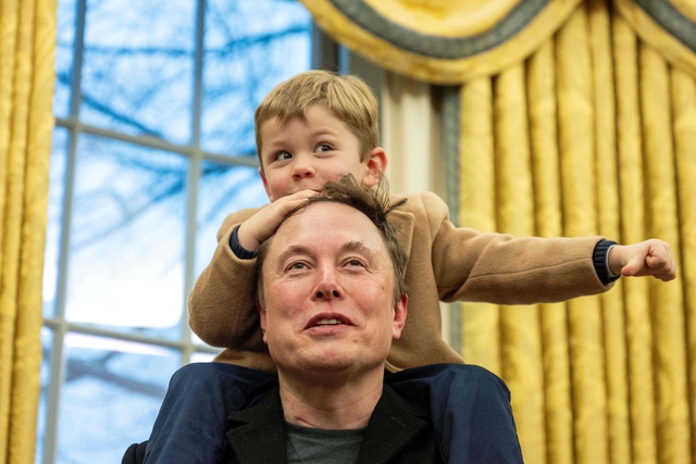 Grimes, người phụ nữ kỳ lạ sinh con cho tỷ phú Elon Musk: Tự phẫu thuật nhãn cầu, đóng thuyền chở gà và làm nhạc về ngày tận thế- Ảnh 5. Grimes, người phụ nữ kỳ lạ sinh con cho tỷ phú Elon Musk: Tự phẫu thuật nhãn cầu, đóng thuyền chở gà và làm nhạc về ngày tận thế- Ảnh 5.