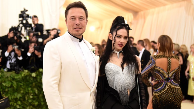 Grimes, người phụ nữ kỳ lạ sinh con cho tỷ phú Elon Musk: Tự phẫu thuật nhãn cầu, đóng thuyền chở gà và làm nhạc về ngày tận thế- Ảnh 4. Grimes, người phụ nữ kỳ lạ sinh con cho tỷ phú Elon Musk: Tự phẫu thuật nhãn cầu, đóng thuyền chở gà và làm nhạc về ngày tận thế- Ảnh 4.