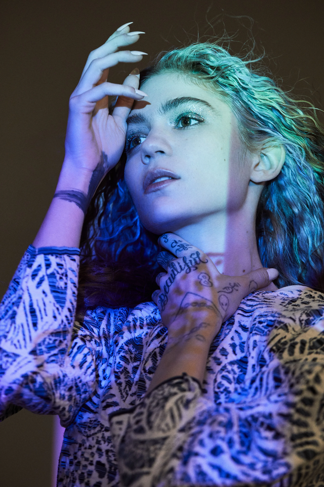 Grimes, người phụ nữ kỳ lạ sinh con cho tỷ phú Elon Musk: Tự phẫu thuật nhãn cầu, đóng thuyền chở gà và làm nhạc về ngày tận thế- Ảnh 3. Grimes, người phụ nữ kỳ lạ sinh con cho tỷ phú Elon Musk: Tự phẫu thuật nhãn cầu, đóng thuyền chở gà và làm nhạc về ngày tận thế- Ảnh 3.