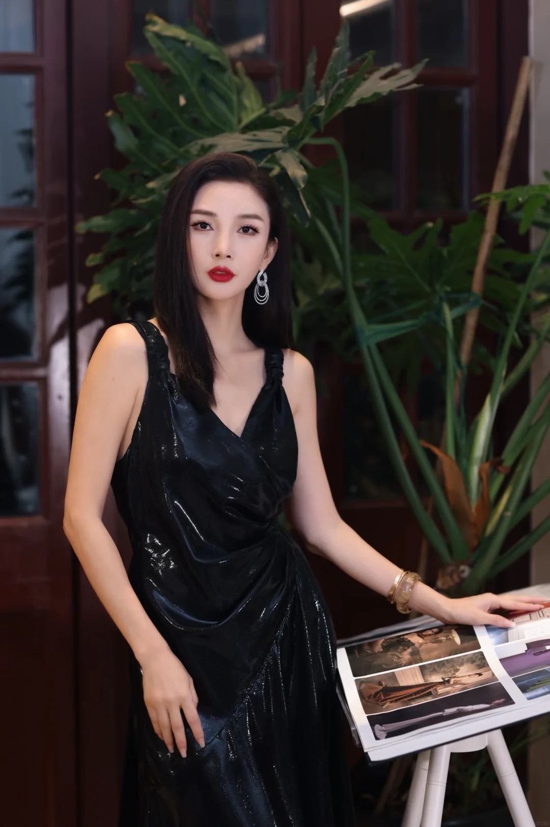 Danh tính “tiểu thư Thượng Hải” lái mui trần cổ điển dạo phố, bị cảnh sát kiểm tra gây xôn xao- Ảnh 7.