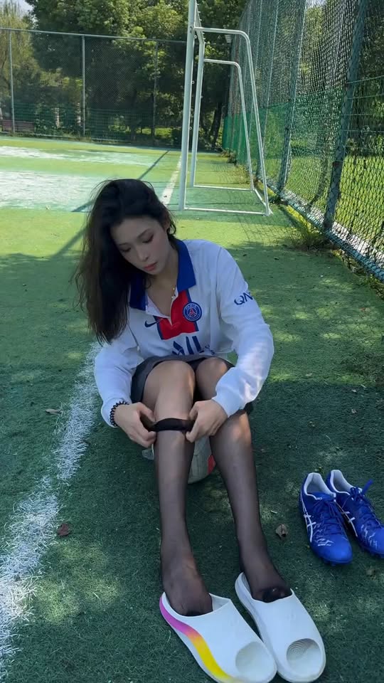 Trình diễn kỹ thuật đá bóng ấn tượng, hot girl xinh đẹp gây "náo loạn" cả MXH- Ảnh 3.