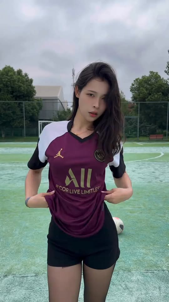 Trình diễn kỹ thuật đá bóng ấn tượng, hot girl xinh đẹp gây "náo loạn" cả MXH- Ảnh 2.
