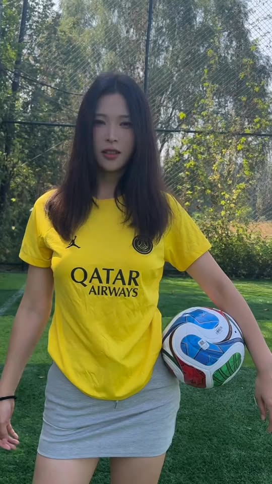 Trình diễn kỹ thuật đá bóng ấn tượng, hot girl xinh đẹp gây "náo loạn" cả MXH- Ảnh 1.