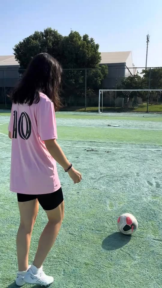 Trình diễn kỹ thuật đá bóng ấn tượng, hot girl xinh đẹp gây "náo loạn" cả MXH- Ảnh 5.