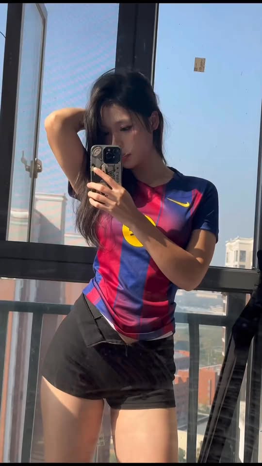 Trình diễn kỹ thuật đá bóng ấn tượng, hot girl xinh đẹp gây "náo loạn" cả MXH- Ảnh 4.