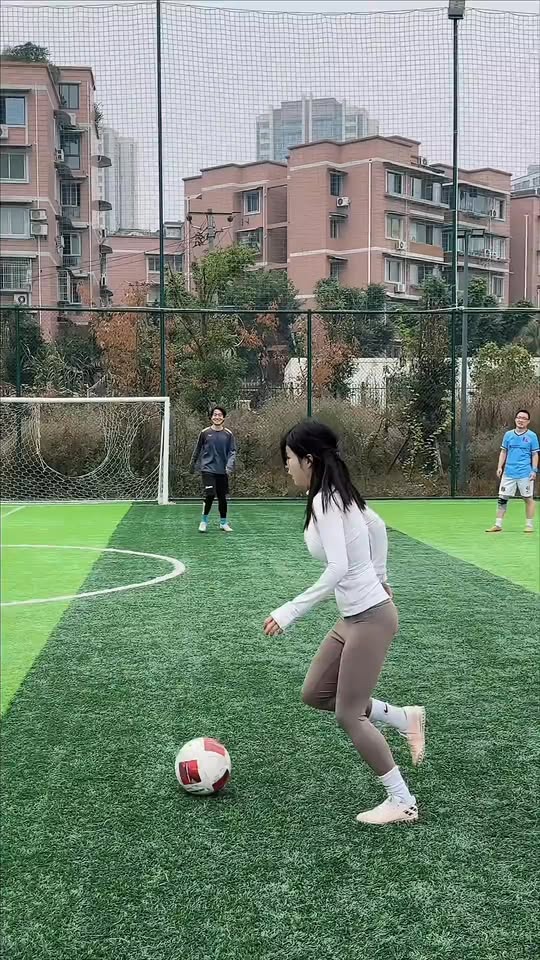 Trình diễn kỹ thuật đá bóng ấn tượng, hot girl xinh đẹp gây "náo loạn" cả MXH- Ảnh 6.