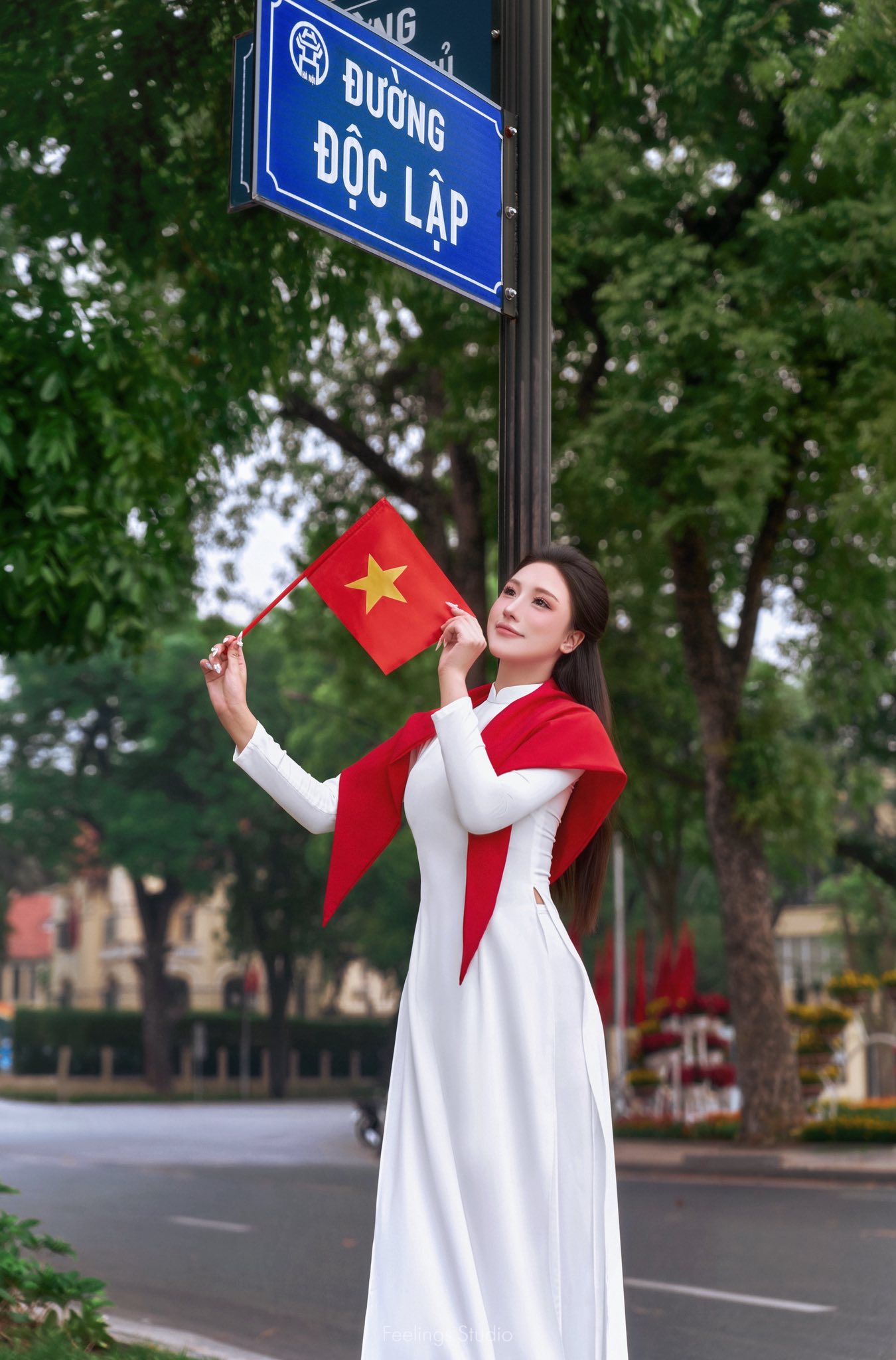 Thích thú với bộ ảnh áo dài ý nghĩa của Á Khôi Phương Anh nhân dịp kỷ niệm Ngày Thống nhất đất nước- Ảnh 1.