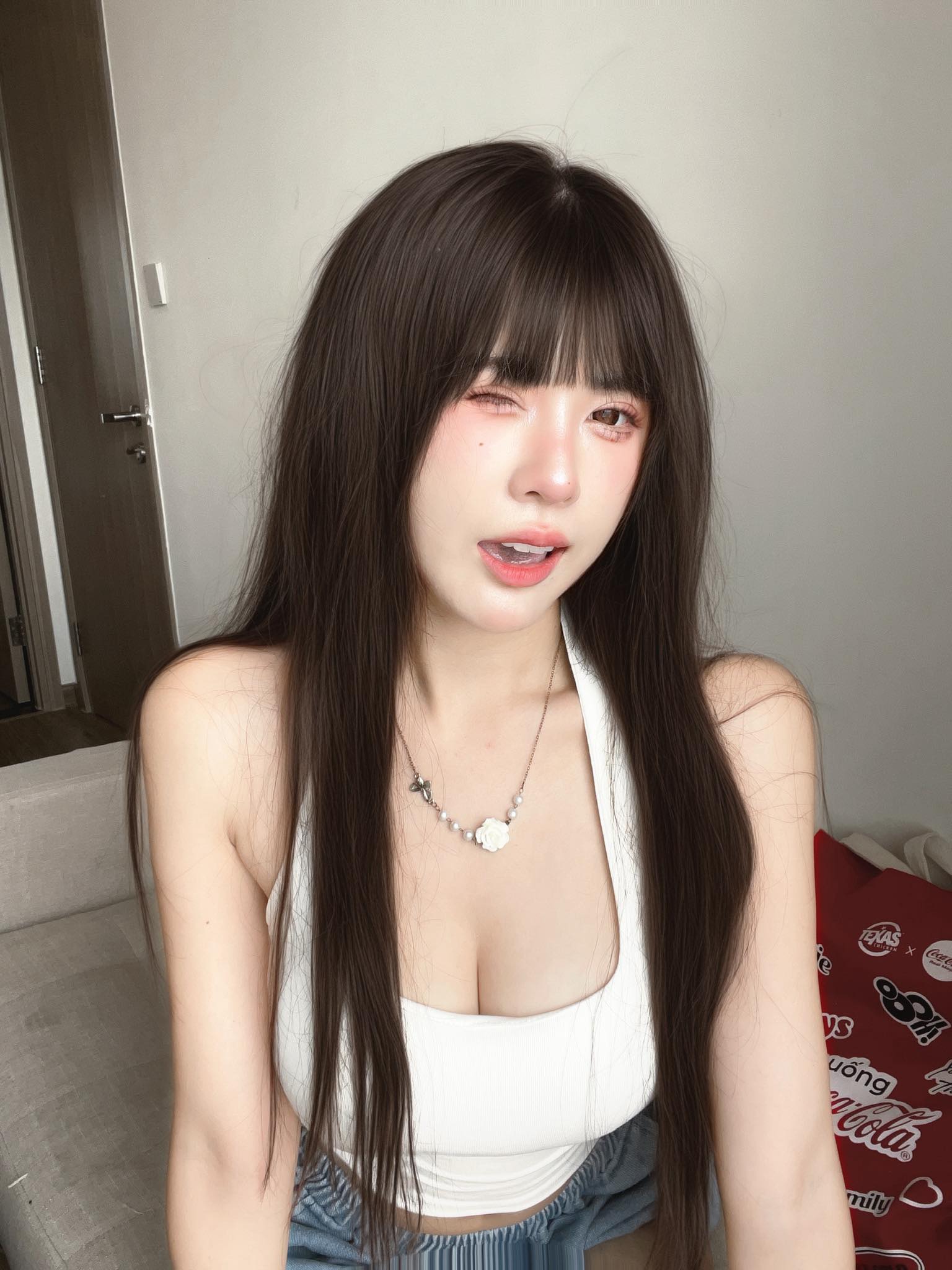Diện đồ trắng cực quyến rũ, UNa To Uyen khiến fan phải thốt lên 2 chữ "thiên thần"- Ảnh 1.