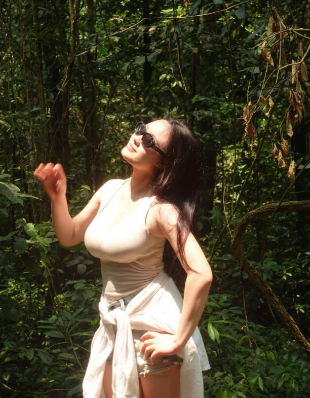 Bộ ảnh "núi rừng" không góc chết của hot girl xinh đẹp, hot rần rần MXH những ngày vừa qua- Ảnh 4.