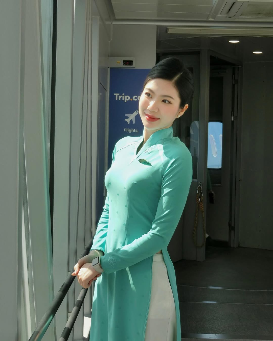 "Lên đồ" đi làm và "lột xác" khi đi chơi, nữ tiếp viên hàng không khiến CĐM "choáng" vì như sống 2 cuộc đời- Ảnh 1.