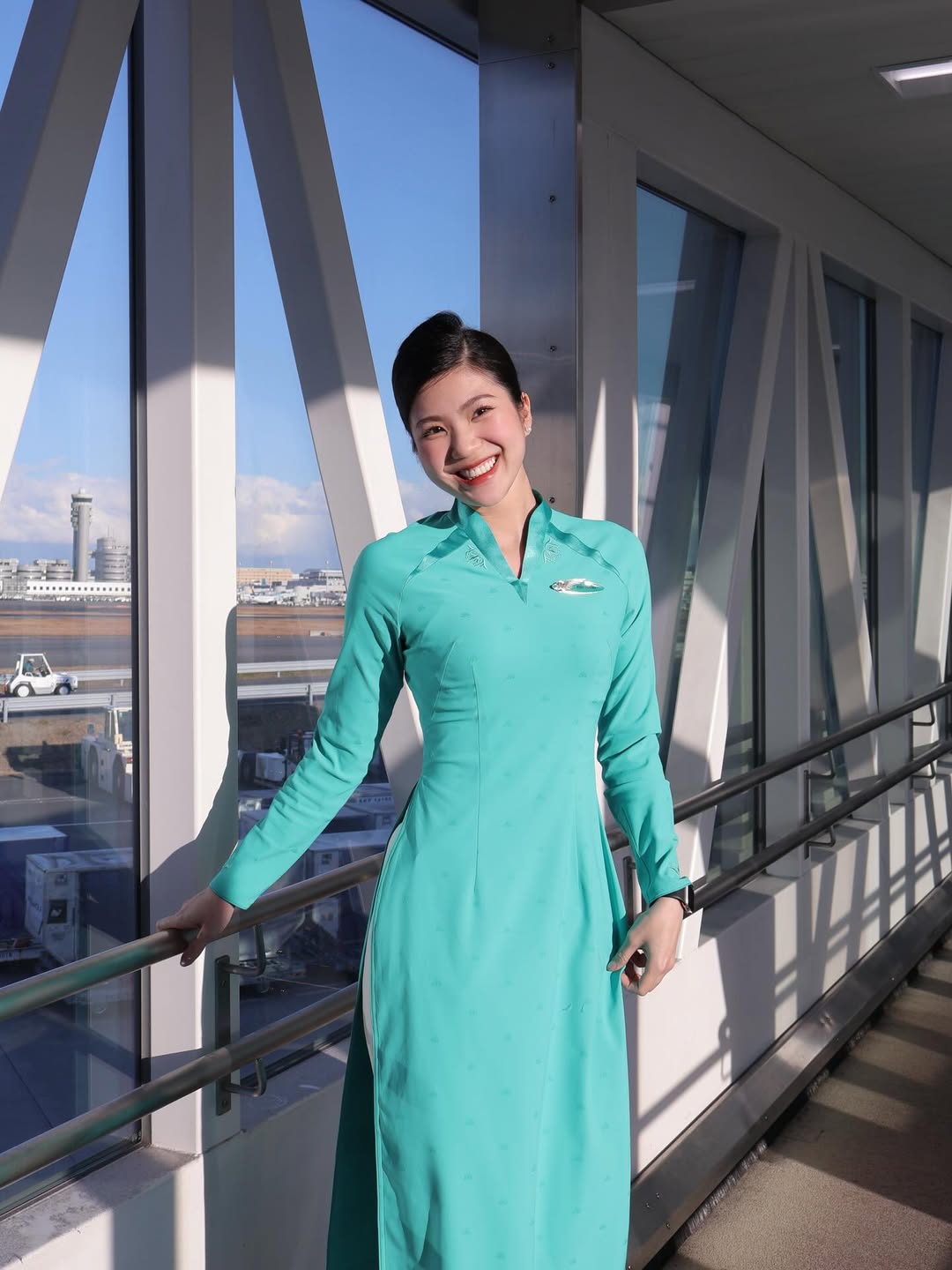 "Lên đồ" đi làm và "lột xác" khi đi chơi, nữ tiếp viên hàng không khiến CĐM "choáng" vì như sống 2 cuộc đời- Ảnh 2.